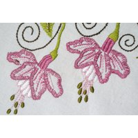 Hervorragend Gut Gemacht Vintage 70Er Jahre Handgemachte Wohnung-Naht Rosa/Limegreen Fuchsia Blume Stickerei Auf Hellen Beige Baumwolle Canvas Hervorragend Gut Gemacht Vintage 70Er Jahre Handgemachte Wohnung-Naht Rosa/Limegreen Fuchsia Blume Stickerei Auf Hellen Beige Baumwolle Canvas von NORDICARTLINENS