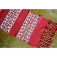 Lange Unbenutzte Vintage 1990Er Jahre Handgewebte Rot/Weiße Leinen Tischdecke Mit Traditionellem Muster Und Fransen Lange Unbenutzte Vintage 1990Er Jahre Handgewebte Rot/Weiße Leinen Tischdecke Mit Traditionellem Muster Und Fransen von NORDICARTLINENS
