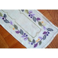 Lovely Vintage 1980Er Handgemachte Kreuzstich Stickerei Leinen Tischdecke Läufer Mit Mehrfarbigem Blatt Rahmen Motiv Auf Knochenweißem Boden von NORDICARTLINENS