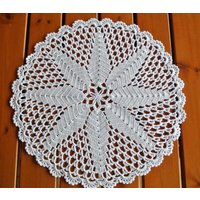 Schöne Gut Gemacht Vintage 1970Er Jahre Runde Hand Häkeln Weiße Baumwolle Garn Stern Motiv Tablettischdecke Schöne Gut Gemacht Vintage 1970Er Jahre Runde Hand Häkeln Weiße Baumwolle Garn Stern Motiv Tablettischdecke von NORDICARTLINENS