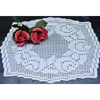 Schöne Kleine Gelungene Jahrgang 1970Er Jahre Handarbeit Häkeln Aus Weißer Baumwolle Garn Rosenblüte Kreis Motiv Tablet Tischdecke Schöne Kleine Gelungene Jahrgang 1970Er Jahre Handarbeit Häkeln Aus Weißer Baumwolle Garn Rosenblüte Kreis Motiv Tablet Tischdecke von NORDICARTLINENS