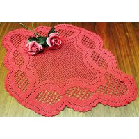 Schöne Kleine Gut Gemacht Vintage 1970Er Jahre Ovale Handarbeit Häkeln Dunkel Rote Baumwolle Garn Tablet Tischdecke Mit Abstrakten Motiv von NORDICARTLINENS