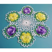 Schöne Kleine Vintage 1950Er Jahre Handgemachte Häkeln Runde Lila/Gelbe Blume Baumwolle Dolie Tischdecke von NORDICARTLINENS