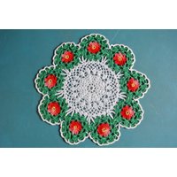 Schöne Kleine Vintage 1970Er Jahre Handgehäkelt Rund Rot/ Grün/ Weiß Rose Blume Motiv Baumwolle Dolie/ Tischdecke von NORDICARTLINENS