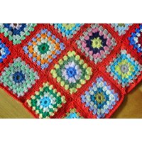 Schöne Unbenutzte Rechteckigen Herrvorragend Gut Gemacht Vintage 1980Er Hand-Gehäkelte Mehrfarbige Wolle Garn Babydecke Mit Traditionellen Karomuster Schöne Unbenutzte Rechteckigen Herrvorragend Gut Gemacht Vintage 1980Er Hand-Gehäkelte Mehrfarbige Wolle Garn Babydecke Mit Traditionellen Karomuster von NORDICARTLINENS