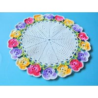 Schöne Vintage 1950Er Jahre Handgemachte Häkeln Runde Rot/Gelb Lila Grün Violett Blume Baumwolle Dolie Tischdecke Mit Creuni Weiß Mittelfarbe Schöne Vintage 1950Er Jahre Handgemachte Häkeln Runde Rot/Gelb Lila Grün Violett Blume Baumwolle Dolie Tischdecke Mit Creuni Weiß Mittelfarbe von NORDICARTLINENS