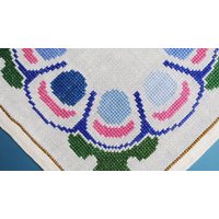 Sehr Gut Gemacht Jahrgang 1960Er Jahre Handarbeit Kreuzstich Design Stickerei Mit Rosa/Blau Grün Motiv Auf Knochen Weißen Leinen Tablet Tischdecken von NORDICARTLINENS