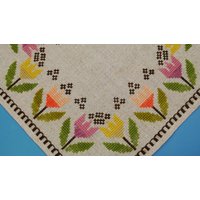 Sehr Gut Gemacht Vintage 1970Er Jahre Ungenutzte Handgemachte Wohnung-Naht/Kreuzstich Stickerei Leinen Tablet Tischdecke Mit Mehrfarbigen Tulpe Sehr Gut Gemacht Vintage 1970Er Jahre Ungenutzte Handgemachte Wohnung-Naht/Kreuzstich Stickerei Leinen Tablet Tischdecke Mit Mehrfarbigen Tulpe von NORDICARTLINENS