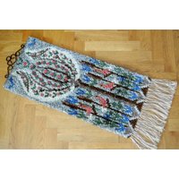 Sehr Gut Handgefertigt Handknot Vintage 1960Er Jahre Multicolor Garten Blumen Design Motiv Rya Wandbehang Mit Schwarzem Metall Hänger Und Fransen Sehr Gut Handgefertigt Handknot Vintage 1960Er Jahre Multicolor Garten Blumen Design Motiv Rya Wandbehang Mit Schwarzem Metall Hänger Und Fransen von NORDICARTLINENS