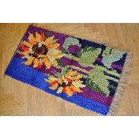 Selten Gut Gemacht Handgemachte Jahrgang 1960 Handknot Wolle Garn Rya Wandbehang Mit Sonnenblumen Motiv in Blau/Lila Grün Gelben Farben Selten Gut Gemacht Handgemachte Jahrgang 1960 Handknot Wolle Garn Rya Wandbehang Mit Sonnenblumen Motiv in Blau/Lila Grün Gelben Farben von NORDICARTLINENS