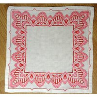 Überregionaler Gut Gemacht Vintage 1960Er Jahre Handarbeit Kreuzstich Design Stickerei Tablet-Tischdecke Mit Rosa/Rot Abstraktes Muster Rahmen Überregionaler Gut Gemacht Vintage 1960Er Jahre Handarbeit Kreuzstich Design Stickerei Tablet-Tischdecke Mit Rosa/Rot Abstraktes Muster Rahmen von NORDICARTLINENS