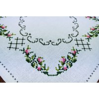 Überregionaler Gut Gemacht Vintage 1970Er Jahre Quadrat Handarbeit Kreuzstich Stickerei W Rosenknospe Blumenmotiv Auf Knochen Weißen Leinen Tablet Überregionaler Gut Gemacht Vintage 1970Er Jahre Quadrat Handarbeit Kreuzstich Stickerei W Rosenknospe Blumenmotiv Auf Knochen Weißen Leinen Tablet von NORDICARTLINENS