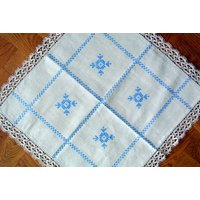Unused Gut Gemacht Vintage 1940Er Jahre Handgemachte Blaue Kreuzstich Stickerei Auf Graubeige Handgewebte Leinen Tischtuch Mit Beige Spulen Spitze von NORDICARTLINENS