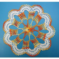 Viele 3 Schöne Kleine Gut Gemacht Vintage 1950Er Jahre Handgemachte Häkeln Weiß/Orange Gelb Baumwolle Garn Runde Dolie Tisch-Kleidung von NORDICARTLINENS