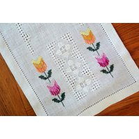 Vintage 1960Er Handgemachte Flachnaht Stickerei Leinen Tischtuch Läufer Mit Grün/Gelb/Rosa Tulpenblume Motiv Auf Bonewhite Bottomcolor von NORDICARTLINENS