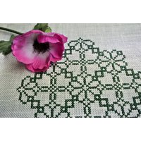 Vintage 1960Er Handgemachte Grüne Kreuzstich Stickerei Leinen Tablet Tischtuch Mit Dunkelgrünen Konve. Blumenmuster Auf Hellem Boneyellow Boden Vintage 1960Er Handgemachte Grüne Kreuzstich Stickerei Leinen Tablet Tischtuch Mit Dunkelgrünen Konve. Blumenmuster Auf Hellem Boneyellow Boden von NORDICARTLINENS