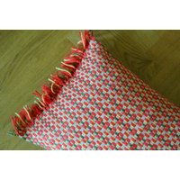 Vintage 1970Er Handarbeit Handgewebt Rot/ Grün/ Gelb Wollgarn Flachnaht Stickerei Auf Beigem Leinen Kissen Mit Garn Fransen Vintage 1970Er Handarbeit Handgewebt Rot/ Grün/ Gelb Wollgarn Flachnaht Stickerei Auf Beigem Leinen Kissen Mit Garn Fransen von NORDICARTLINENS