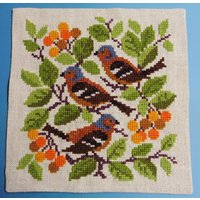 Vintage 1970Er Handgemachte Wolle Garn Kreuzstich Vogel Motiv Stickerei Auf Dicker Beige Leinen Wandbehang Vintage 1970Er Handgemachte Wolle Garn Kreuzstich Vogel Motiv Stickerei Auf Dicker Beige Leinen Wandbehang von NORDICARTLINENS