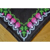Vintage 1970Er Jahre Handgemachte Dunkelbraun Ewatte Tablette Tischtuch Mit Rosa/Grün Weiß Kreuzstich Leutenant Herz Blumenblumen Vintage 1970Er Jahre Handgemachte Dunkelbraun Ewatte Tablette Tischtuch Mit Rosa/Grün Weiß Kreuzstich Leutenant Herz Blumenblumen von NORDICARTLINENS