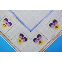 Vintage 50Er Jahre Handarbeit Kreuzstich-stickerei Auf Knochen Weißen Leinen-Tischdecke Mit Tradierte Violette Blüte Motiv Sehr Gut Vintage 50Er Jahre Handarbeit Kreuzstich-stickerei Auf Knochen Weißen Leinen-Tischdecke Mit Tradierte Violette Blüte Motiv Sehr Gut von NORDICARTLINENS
