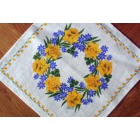 Vintage 80Er Jahre Hochwertiger Frösö Handabdruck Auf Bonewhite Leinen Tablet Tischdecke Mit Mehrfarbigen Frühlingsblumen Kreis Motiv, Signiert von NORDICARTLINENS