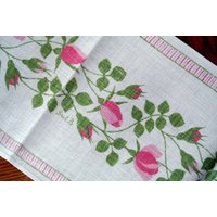 Vintage Frösö Handabdruck Knochenweißes Leinen Aus Den 1950Er Jahren Brit Bergström Design Tischläufer Mit Rosa/ Grüner Rosenknospe von NORDICARTLINENS