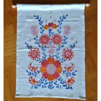 Wunderschöne Vorzüglich Gut Gemacht Handgemachte Vintage 1950Er Jahre Rechteckige Blumen Flach-Naht Hallandssöm Stickerei Auf Knochenweiß Leinen Wunderschöne Vorzüglich Gut Gemacht Handgemachte Vintage 1950Er Jahre Rechteckige Blumen Flach-Naht Hallandssöm Stickerei Auf Knochenweiß Leinen von NORDICARTLINENS