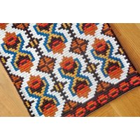x-Large Vintage 1970Er Unbenähtes Multicolor Handgemachtes Wollgarn All-Over-Front Longstitch Flatseam Wandteppich Wandbehang Mit Rölakan Muster von NORDICARTLINENS