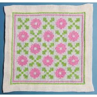 x-Small Exellently Done Vintage 1950Er Jahre Handgemachte Kreuzstich Stickerei Tablet/ Tischtuch Mit Abstraktem Muster in Rosa/ Grün Farben von NORDICARTLINENS