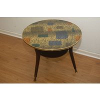 Mid Century Table Couchtisch, Tisch Mit Ablage Und Gelb, Blau, Rot Gemusterter Tischplatte von NORESTDesign