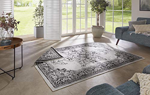 NORTHRUGS In- und Outdoor Teppich Borbon 200x290cm - Wendeteppich Wetterfest Orientalisches Vintage Design Läufer für Balkon Terrasse Garten Wintergarten Wohnzimmerteppich Wasserfest in Schwarz Creme NORTHRUGS In- und Outdoor Teppich Borbon 200x290cm - Wendeteppich Wetterfest Orientalisches Vintage Design Läufer für Balkon Terrasse Garten Wintergarten Wohnzimmerteppich Wasserfest in Schwarz Creme von NORTHRUGS