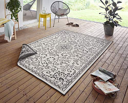 NORTHRUGS In- und Outdoor Teppich Leyte 80x150cm - Wendeteppich Wetterfest Orientalisches Vintage Design Läufer für Balkon Terrasse Garten Wintergarten Wohnzimmerteppich Wasserfest in Schwarz Creme NORTHRUGS In- und Outdoor Teppich Leyte 80x150cm - Wendeteppich Wetterfest Orientalisches Vintage Design Läufer für Balkon Terrasse Garten Wintergarten Wohnzimmerteppich Wasserfest in Schwarz Creme von NORTHRUGS