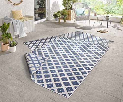 NORTHRUGS In- und Outdoor Teppich Nizza 80x150cm - Wendeteppich Wetterfest Modernes Geometrisches Muster Läufer für Balkon Terrasse Garten Wintergarten Wohnzimmerteppich Wasserfest in Blau Creme von NORTHRUGS