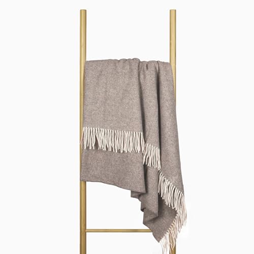 Merino Wolldecke 140x200 – Weiche Merino Decke mit 10% Kaschmir – Luxuriöse Schafwolldecke mit Tasseln – Warme Wolldecke für Sofa, Bett & Outdoor – Stylish Weiche Kuscheldecke - Nostra Wolldecken von NOSTRA SINCE 1991