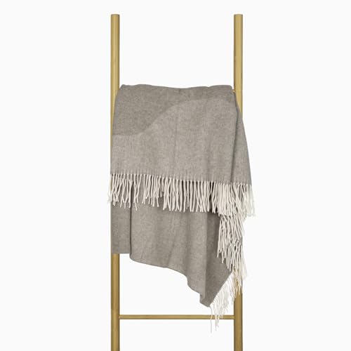 Merino Wolldecke 140x200 – Weiche Merino Decke mit 10% Kaschmir – Luxuriöse Schafwolldecke mit Tasseln – Warme Wolldecke für Sofa, Bett & Outdoor – Stylish Weiche Kuscheldecke - Nostra Wolldecken von NOSTRA SINCE 1991