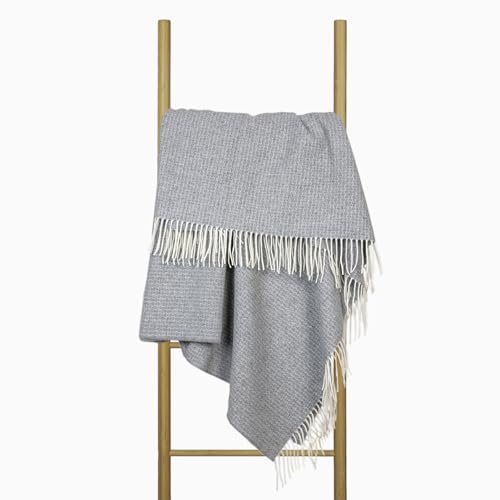 Merino Wolldecke 140x200 – Weiche Merino Decke mit 10% Kaschmir – Luxuriöse Schafwolldecke mit Tasseln – Warme Wolldecke für Sofa, Bett & Outdoor – Stylish Weiche Kuscheldecke - Nostra Wolldecken von NOSTRA SINCE 1991