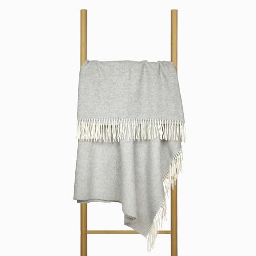 Merino Wolldecke 140x200 – Weiche Merino Decke mit 10% Kaschmir – Luxuriöse Schafwolldecke mit Tasseln – Warme Wolldecke für Sofa, Bett & Outdoor – Stylish Weiche Kuscheldecke - Nostra Wolldecken von NOSTRA SINCE 1991