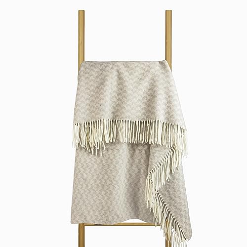 Nostra Andora Tagesdecke 140x200 | Weiche Merino Wolldecke mit 10% Kaschmir | Warme Sofa Kuscheldecke in Beige | Merino Decke für Couch & Sofa | Couchdecke mit Tasseln von NOSTRA SINCE 1991