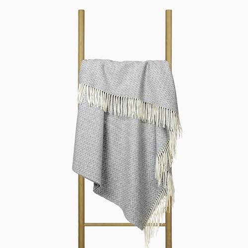 Merino Wolldecke 140x200 – Weiche Merino Decke mit 10% Kaschmir – Luxuriöse Schafwolldecke mit Tasseln – Warme Wolldecke für Sofa, Bett & Outdoor – Stylish Weiche Kuscheldecke - Nostra Wolldecken von NOSTRA SINCE 1991