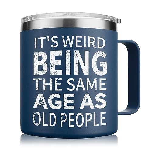 NOWWISH Geburtstagsgeschenke für Männer – It's Weird Being The Same Age As Old People Kaffeetasse – lustige Geschenke für ihn, Ehemann, Opa, Vater, Vater zu Weihnachten und Vatertag, 400 ml, von NOWWISH