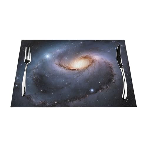 Gewebtes Tischset mit Galaxie-Druck, langlebig, hitzebeständig, Tischmatte für Esstisch, Küche und Außenbereich, elegantes Design, leicht zu reinigen, PVC-Polyester-Matte Gewebtes Tischset mit Galaxie-Druck, langlebig, hitzebeständig, Tischmatte für Esstisch, Küche und Außenbereich, elegantes Design, leicht zu reinigen, PVC-Polyester-Matte von NPOREJKNGF