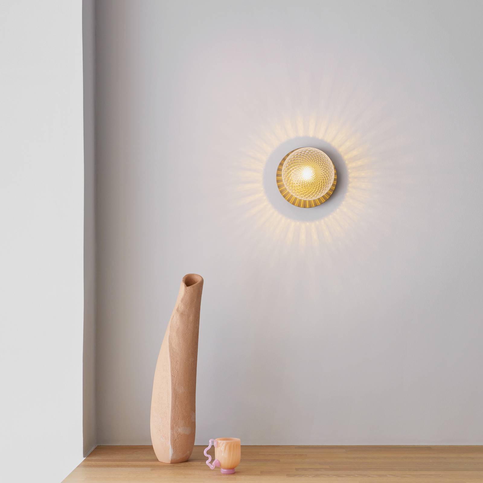 Nuura Liila 1 Medium Wandlampe, 1-flg. gold/klar von Nuura Aps