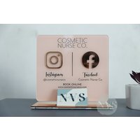 Visitenkartenhalter | Social Media Zeichen Friseur Kosmetikerin Ausstellungsstand Mit Werbeständer von NVSprinting