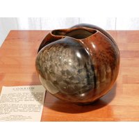 Vintage Ginny Conrow Signierte Porzellan Umschlag Stil Vase Mit Grün, Grau Und Braun Blume Frosch 04760 von NWAttic