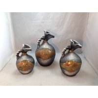 Vintage Set Von 3 Ähnlich Geformten Vasen Mit Kupfer - Und Messingblumen Kupferhalsband 04105 von NWAttic