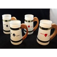 Vintage Siesta Ware Kartenspiel Becher 4Er-Set Mit 1 Von Jeder Farbe 5 Zoll Hohen Glas Messing Und Holz 04173 Vintage Siesta Ware Kartenspiel Becher 4Er-Set Mit 1 Von Jeder Farbe 5 Zoll Hohen Glas Messing Und Holz 04173 von NWAttic