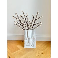 Beerenzweig Weiß I Handgefilzter Zweig Dekoration Blumenstrauß Winterbeere Schneebeere von NachaInterior