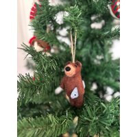 Filzanhänger Bär Mit Fisch I Weihnachtsschmuck Weihnachtsanhänger Aus Filz Weihnachtsbär Weihnachtsdeko von NachaInterior
