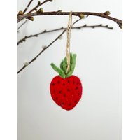 Filzanhänger Erdbeere I Frühlingsdeko Osterdeko Osterstrauß Filzdeko Ostern Frühling Obstanhänger Aus Filz von NachaInterior