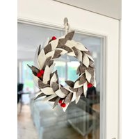 Weihnachten Türkranz Scandi I Grau Weiß Rot Deko Handgemacht Weihnachtsdeko Beeren Kranz Indoor Filzkranz von NachaInterior